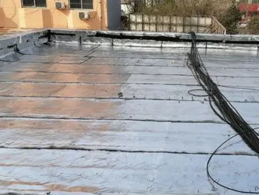 临颍卫生间漏水维修公司分享下临颍屋面楼顶防水刚性防水层施工要点。
